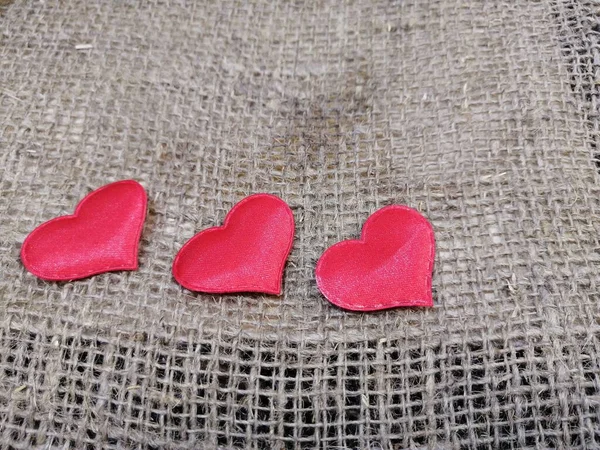 Verliebte Festliche Rote Herzen Auf Strukturellem Leinenstoff — Stockfoto