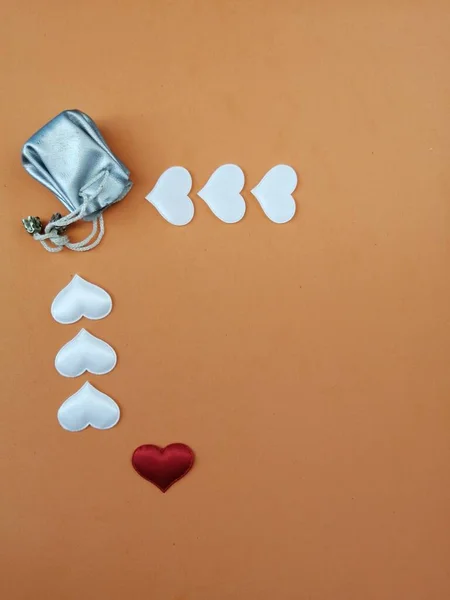 Festlich Romantische Herzen Der Nähe Einer Geschenktüte Auf Orangefarbenem Hintergrund — Stockfoto