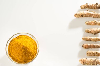 Kökler ve zerdeçal tozu - Curcuma zerdeçal kökü (curcumin) beyaz arkaplan
