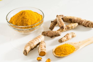 Kökler ve zerdeçal tozu - Curcuma zerdeçal kökü (curcumin) beyaz arkaplan