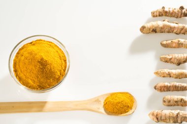 Kökler ve zerdeçal tozu - Curcuma zerdeçal kökü (curcumin) beyaz arkaplan