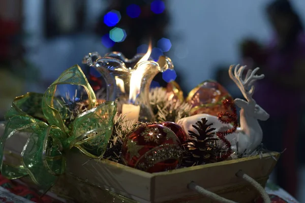 Feliz resumen navideño - Lámpara y decoración bauble —  Fotos de Stock