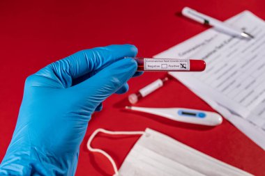 COVID-19 testi için kan örneğiyle test tüpü