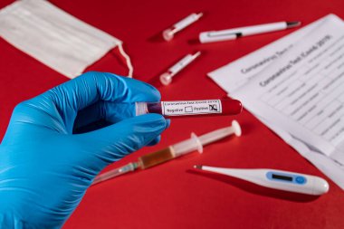 COVID-19 testi için kan örneğiyle test tüpü