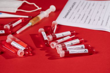 COVID-19 testi için kan örneğiyle test tüpü