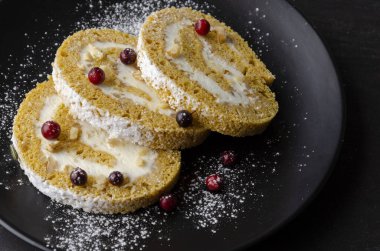 Pudra şekerli balkabağı rulosu ceviz çekirdeği ve yaban mersini.