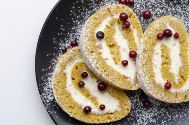 Pudra şekerli balkabağı rulosu ceviz çekirdeği ve yaban mersini.