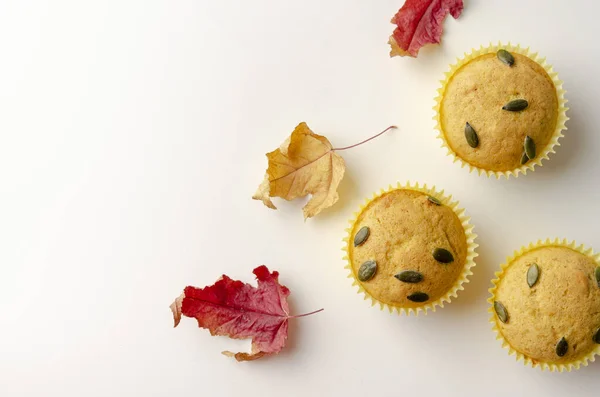 Pumpa krydda Muffins Isolerad på en vit bakgrund — Stockfoto