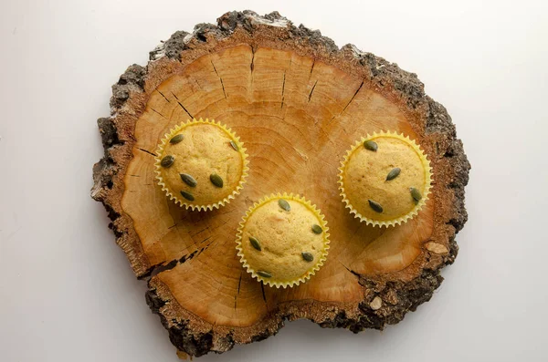 Muffins de especias de calabaza aislados sobre un fondo blanco —  Fotos de Stock