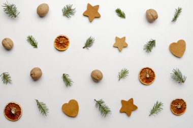 Beyaz arka planda kozalaklar. Tatil doğal dekorasyon, desen