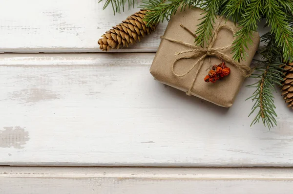Χριστουγεννιάτικα δώρα με κλαδιά έλατου σε λευκό φόντο — Φωτογραφία Αρχείου