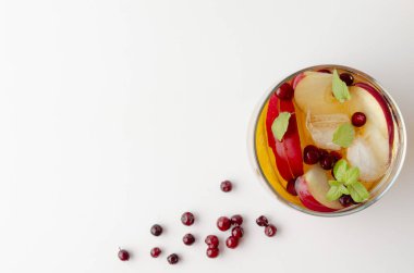 Nane ve tarçınlı baharatlı elma kokteyli. Beyaz arkaplan