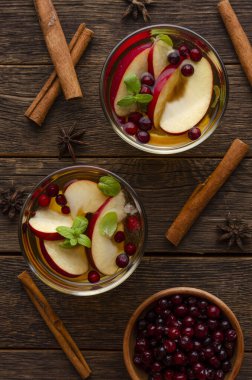 Nane ve tarçınlı baharatlı elma kokteyli. wooedn arkaplanı