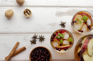 Nane ve tarçınlı baharatlı elma kokteyli. wooedn arkaplanı