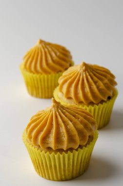 Beyaz arka planda izole edilmiş balkabağı karamel kremalı balkabağı kekleri.