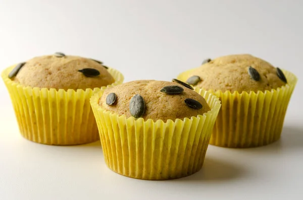 Muffins de especias de calabaza aislados sobre un fondo blanco — Foto de Stock