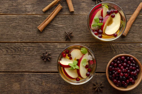 Mocktail de manzana especiada con menta y canela. fondo wooedn — Foto de Stock