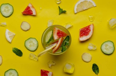 Renkli arka planda taze detoks suyu şişeleri