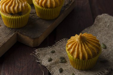 Balkabağı kremalı balkabağı kekleri Tahta Arkaplan