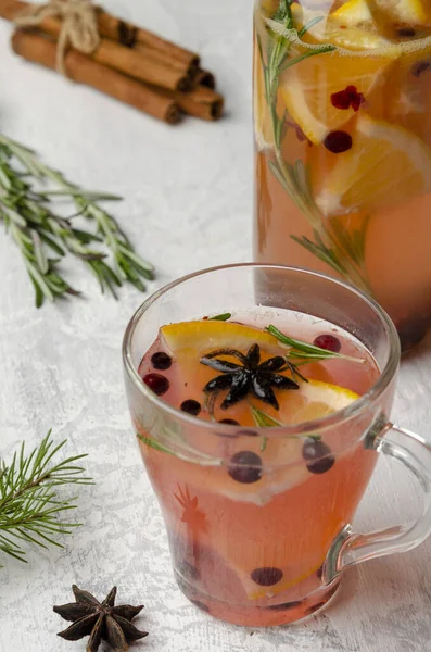 Ζεστό τσάι με φέτες πορτοκαλιού, cranberries και δενδρολίβανο — Φωτογραφία Αρχείου