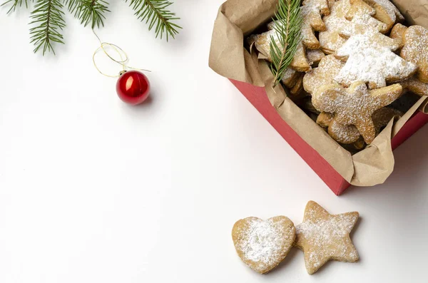 Galletas de jengibre de Navidad en la caja en tablas de madera blanca —  Fotos de Stock