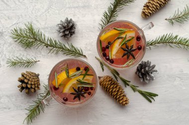 Portakal dilimleri, kızılcık ve biberiyeli sıcak çay.