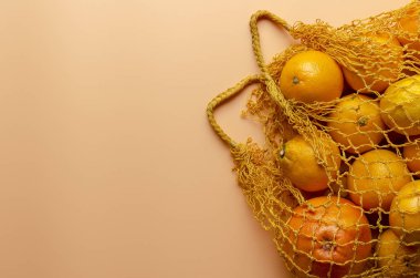 Şeftali arka planında sağlıklı turunçgil meyveleri.