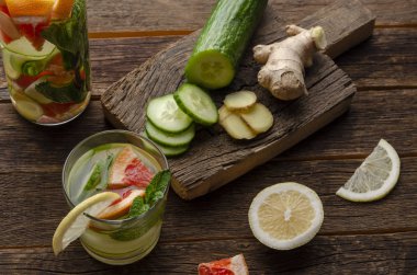 Tahta masada taze detoks suyu şişeleri