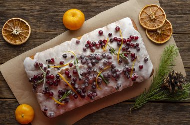 Portakallı, biberiyeli, kızılcıklı Noel pastası.