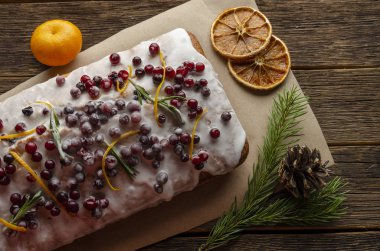 Portakallı, biberiyeli, kızılcıklı Noel pastası.