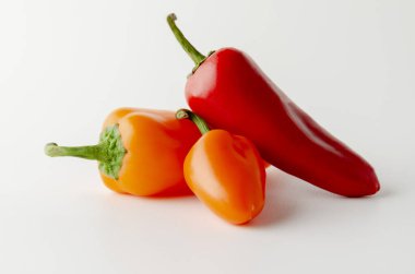 Beyaz arka plan üzerinde izole kırmızı ve turuncu biber