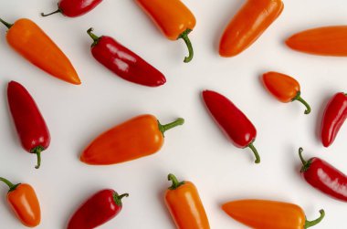 Beyaz arka plan üzerinde izole kırmızı ve turuncu biber