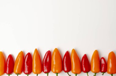 Beyaz arka plan üzerinde izole kırmızı ve turuncu biber