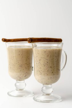 Tarçın ve baharatlı hurma milkshake 'i.