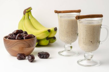 Tarçın ve baharatlı hurma milkshake 'i.