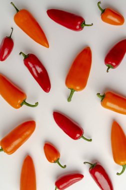 Beyaz arka plan üzerinde izole kırmızı ve turuncu biber