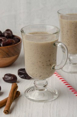 Tarçın ve baharatlı hurma milkshake 'i.