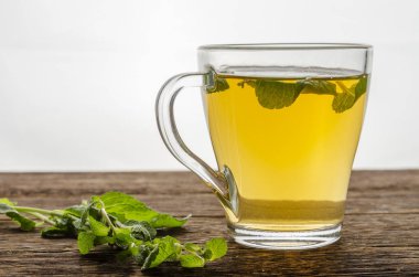 Tahtada taze naneli bitki çayı.