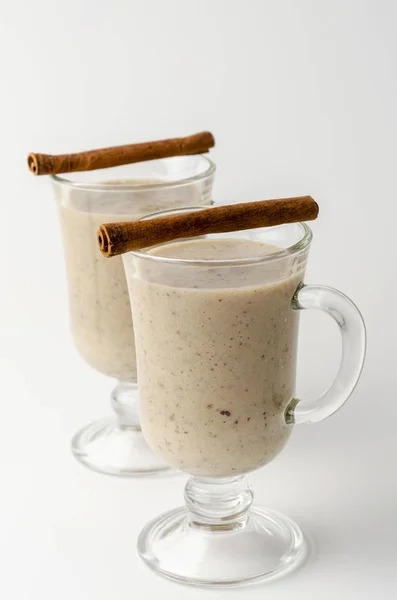 Copos de milkshake data com canela e especiarias — Fotografia de Stock