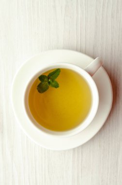 Bardak ve çaydanlık dolusu taze naneli bitki çayı.