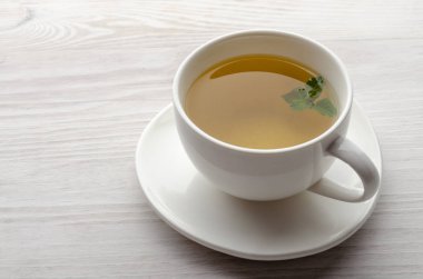 Bardak ve çaydanlık dolusu taze naneli bitki çayı.