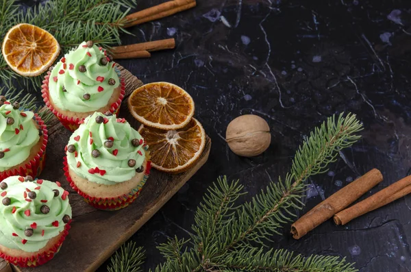 Christmas green cupcake with whipped cream, decorated with christmas tree — Stock Photo, Image