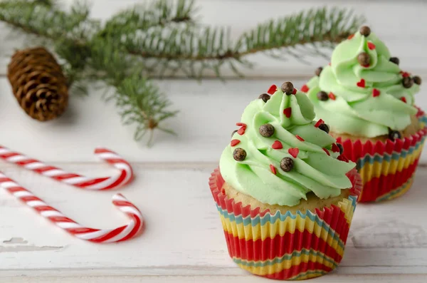 クリスマスツリーで飾られたホイップクリームとクリスマスグリーンカップケーキ — ストック写真