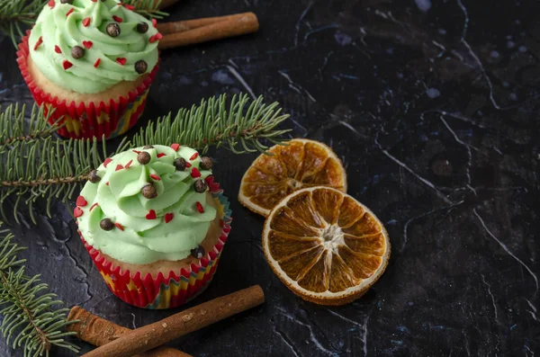 Рождественский зеленый кекс со взбитыми сливками, украшенный елкой — стоковое фото