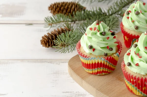 Рождественский зеленый кекс со взбитыми сливками, украшенный елкой — стоковое фото
