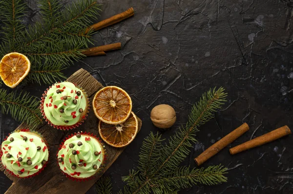 Χριστουγεννιάτικο πράσινο cupcake με σαντιγί, διακοσμημένο με χριστουγεννιάτικο δέντρο — Φωτογραφία Αρχείου