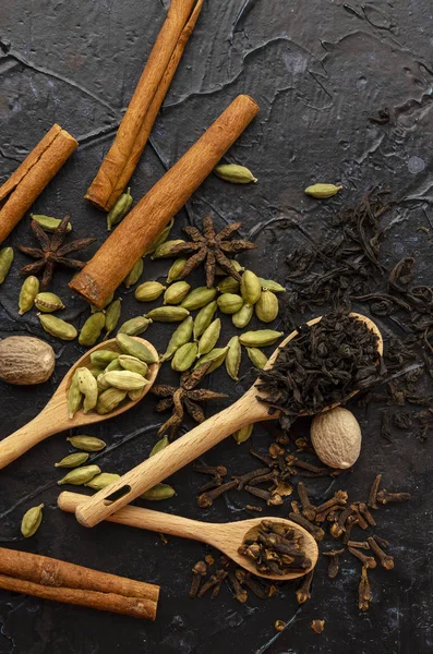 Ингредиент для приготовления острого индийского чая масала — стоковое фото