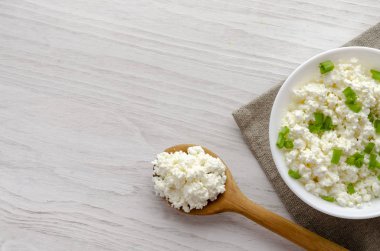 Cam bir şişe kefir ve kefir taneleri ile ahşap masada ekmek ruloları