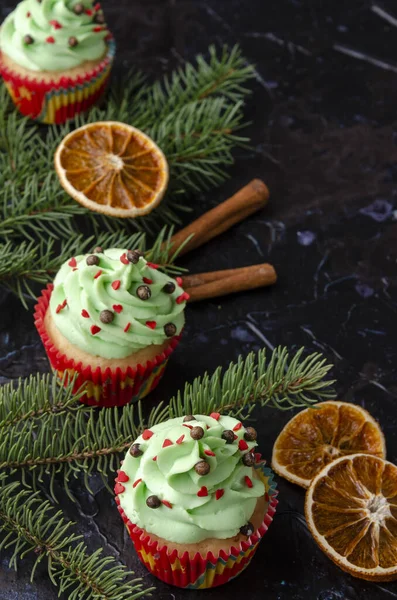 Christmas green cupcake with whipped cream, decorated with christmas tree — Stock Photo, Image