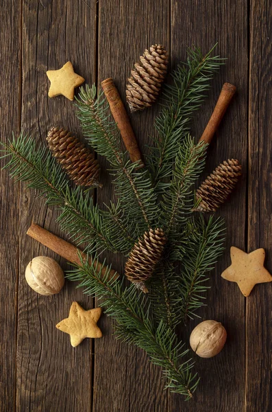 Decoración de Navidad con ramas de abeto sobre fondo de madera, espacio para copiar —  Fotos de Stock